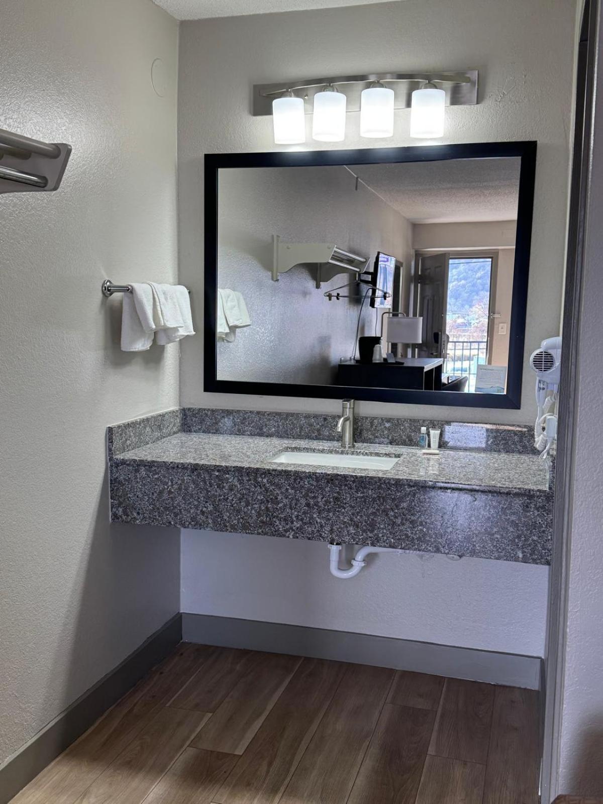 Super 8 By Wyndham Charleston Wv Hotell Exteriör bild